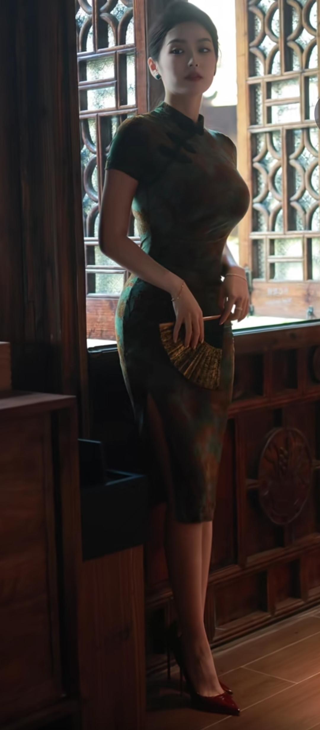 红袖添香夜，青衫映月明。