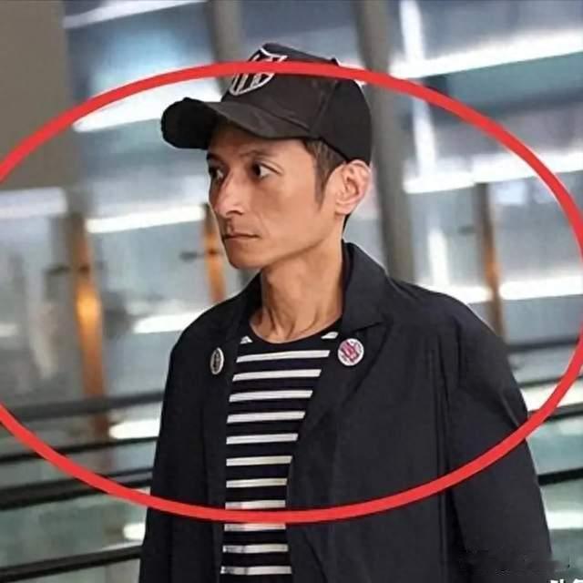 49岁无儿无女李维嘉重回舞台，那句我回来了听者全鼻子直发酸