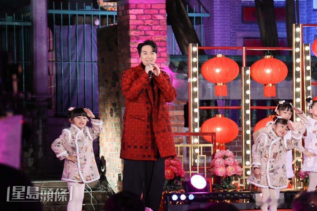 蕭正楠、馬國明、冼靖峰及鍾柔美等昨晚（28日）到廟街出席TVB直播節目《喜迎金蛇
