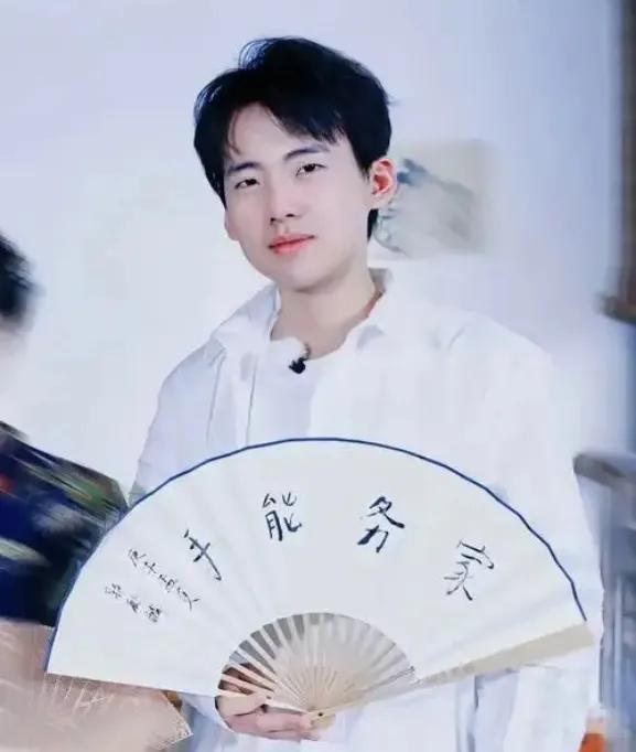 德云社前大弟子曹云金曾一针见血评价郭麒麟：他有着超乎年龄的通透与担当。退出当日仅