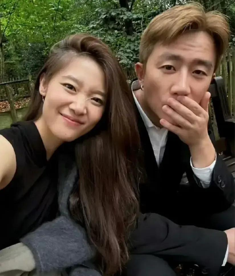 黄轩身边的这位明艳大美女就是他的女友，不得不承认，这位小姐姐的颜值是真高啊，气质