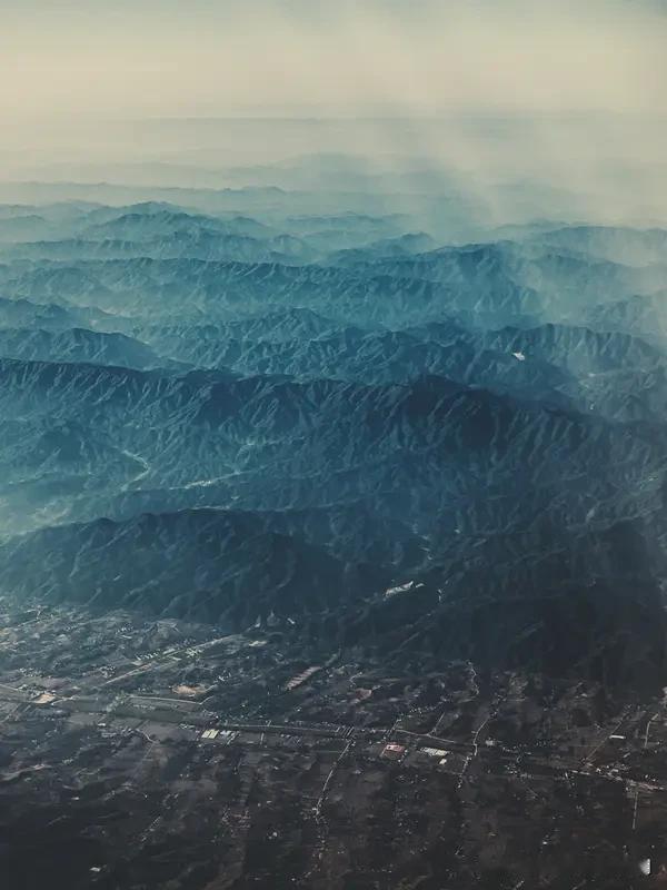 看到“天有日月星辰”这个上联，我这脑子就开始飞速运转想下联啦。从对仗工整和意境匹