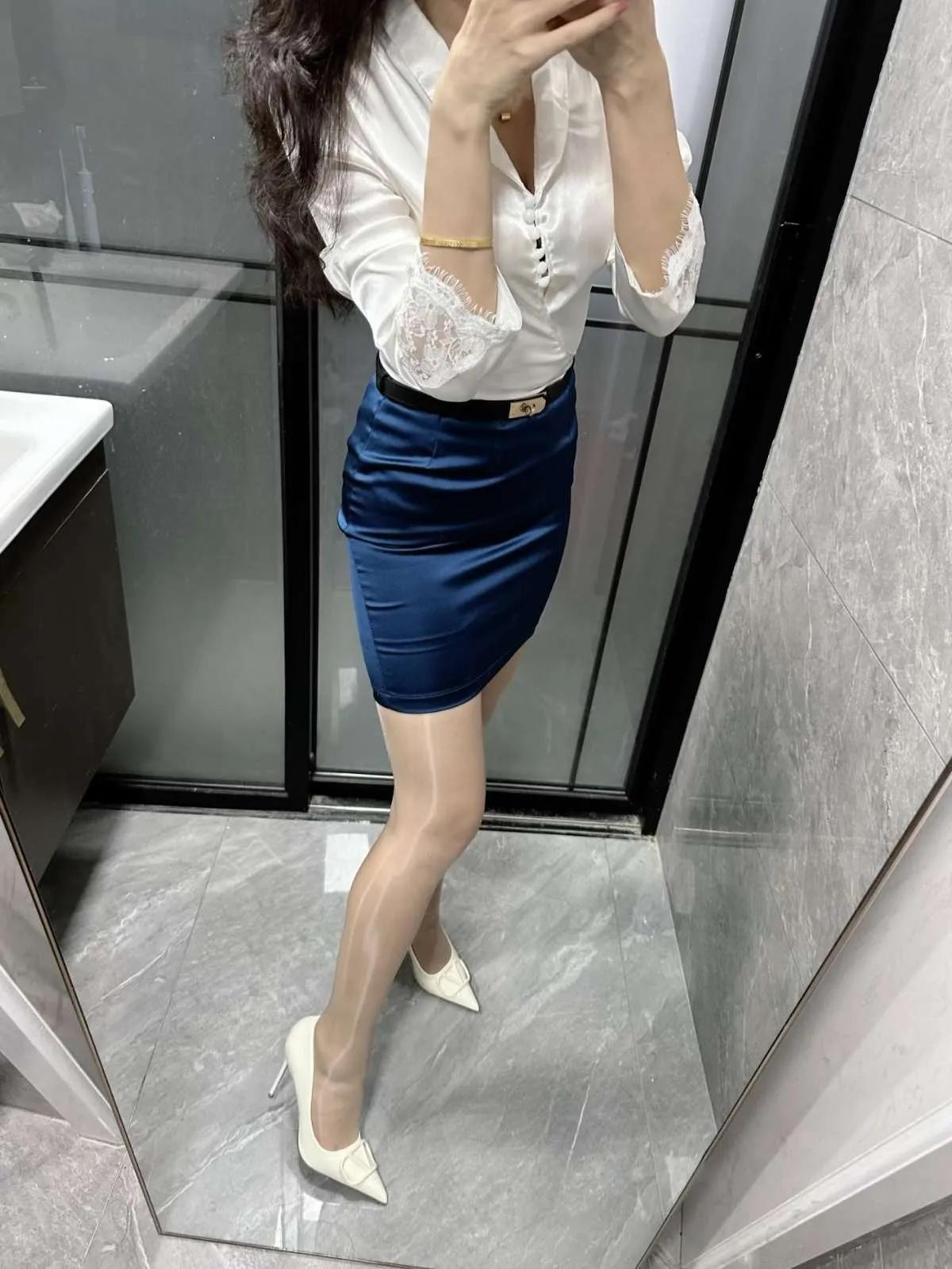 老婆：你在干什么呢？
老公：没有啊。
老婆：那你都盯结婚证看两个小时了。
老公：