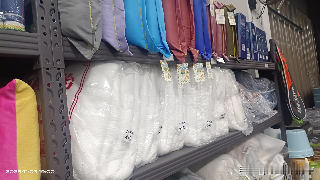 广州的天气慢慢冷了，快要到冬天了。位于知识城枫塱一路的这家超市跟随季节开始大量进