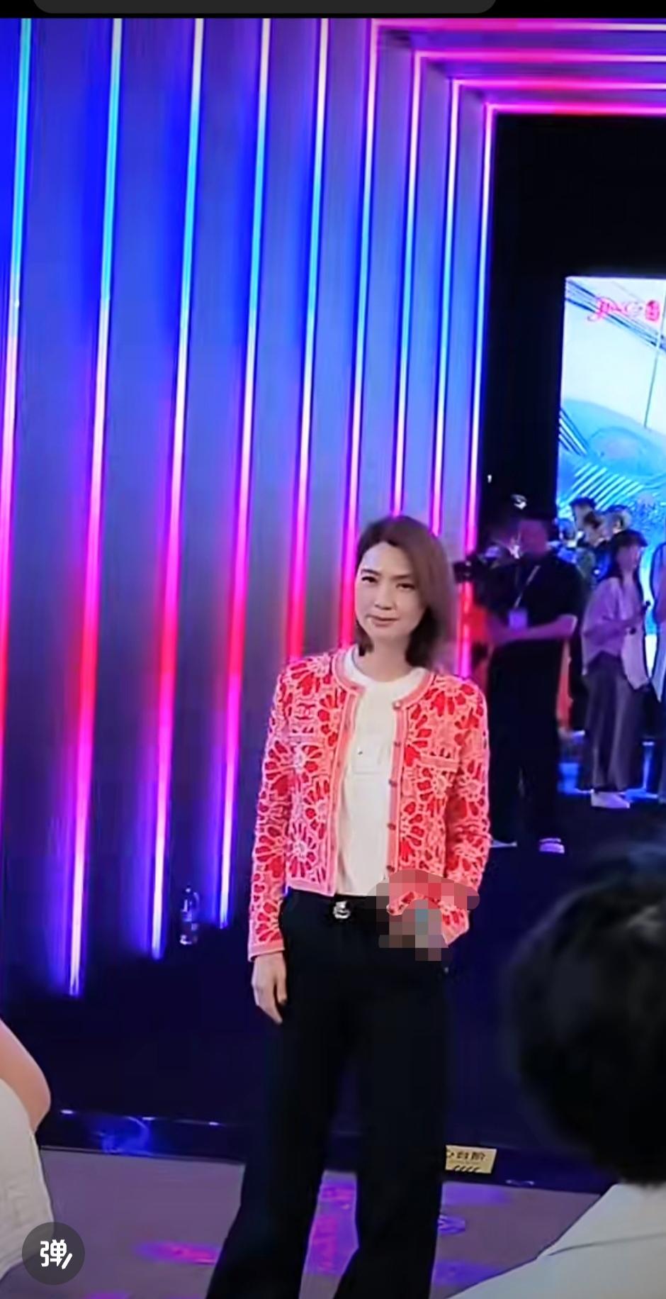 洪欣受邀观看北京时装周，以嘉宾身份亮相“京派熔装”首秀。‌
55岁的她面部饱满紧