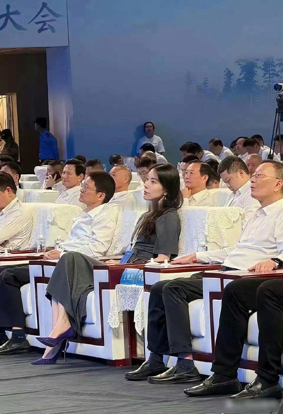 不得不说蔚来老板娘确实漂亮，我一个女都要看多两眼 