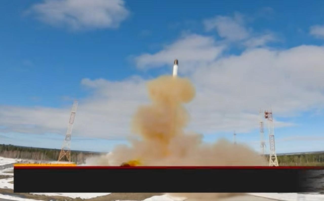 随着全球核军备竞赛的升温，画面中的洲际导弹发射、战略核潜艇巡航，以及核武器生产车