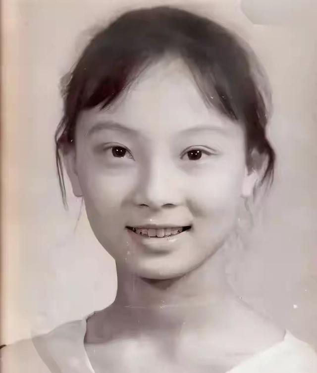 这些年看陈数的戏，感觉就像见证一部生动的变化史。还记得她早年那个有点方正的下颌角