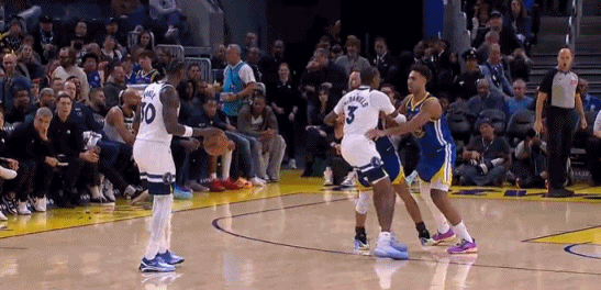 库里被拽到，然后裁判吹库里犯规？？？？ 森林狼vs勇士