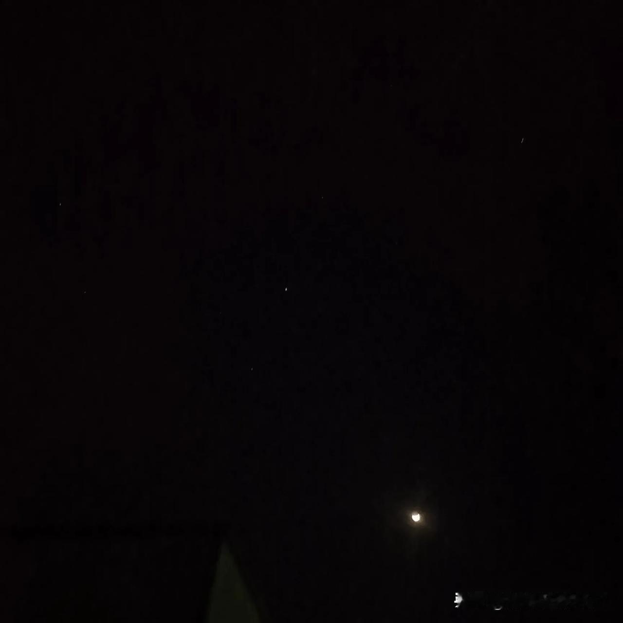 冷空气吹散雾霾沙尘，露出清冷星空，这种感觉很奇妙。雾霾天里，世界像被罩住，一米外
