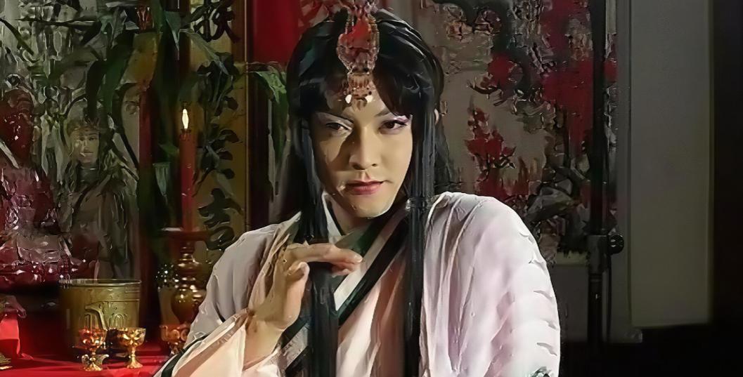 成化年间，深夜，小姐闺房外间，那个教针线的“桑娘子”突然翻身坐起，从袖中摸出一包