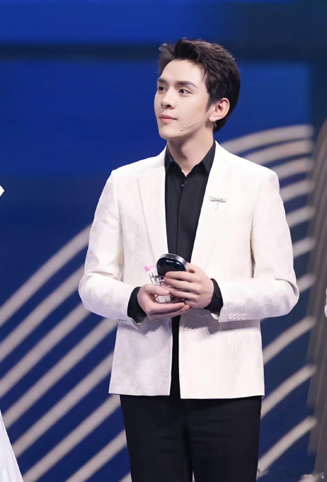 李佳琦说可能缺席两个季度直播李佳琦哽咽 十年时间，从青涩到成熟，李佳琦颁奖现场哽