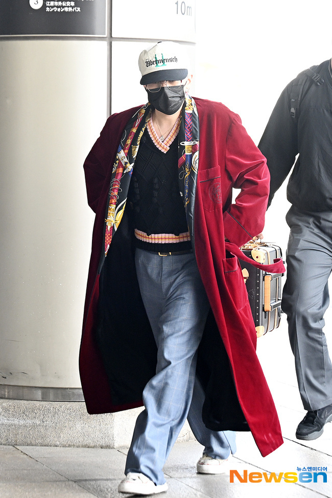权志龙红色浴袍造型权志龙红色浴袍机场穿搭 8日，权志龙（G-DRAGON）从首尔