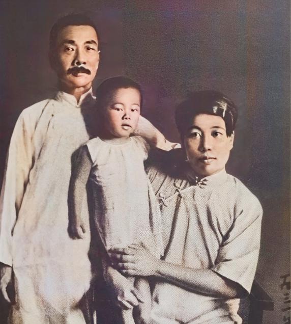 1927年，46岁的鲁迅瞒着妻子，和自己的女学生许广平在上海同居。

这件事在当