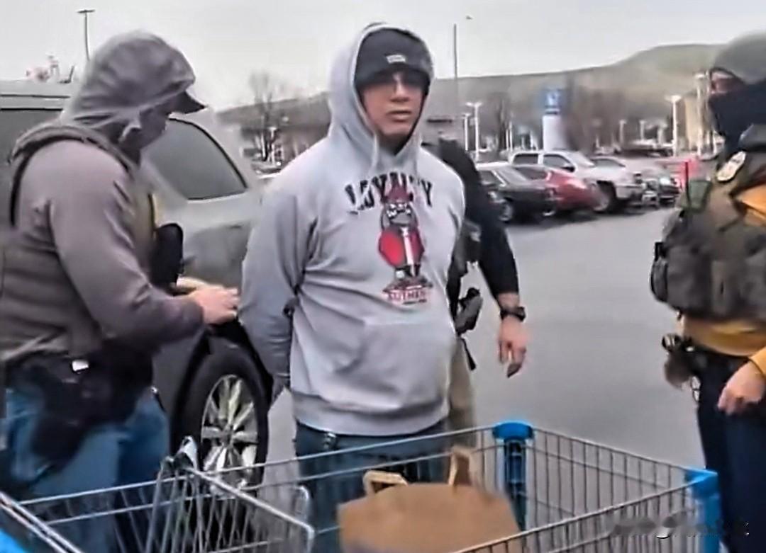 美国华盛顿，一名非法移民在超市购物准备离开时，被移民及海关执法局（ICE）人员拘