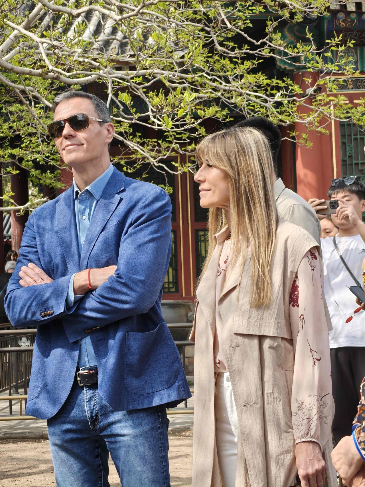 西班牙首相也信这个许愿，看手上的红绳，如果掉落就可以愿望成真，西班牙朋友也有一点