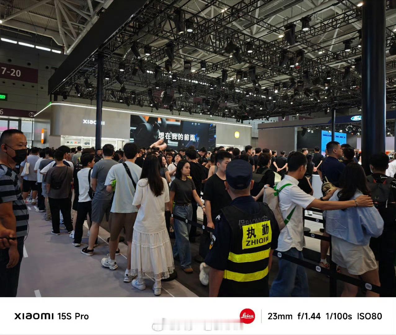 看返图：今天粤港澳车展的小米展台就是宇宙中心啊，人都奔着小米去，这不来看小米YU