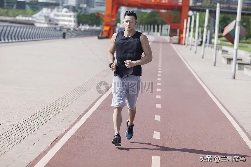 坚持每周3次、每次5公里的慢跑，三个月后变化真的肉眼可见。
之前我朋友爬3层楼都