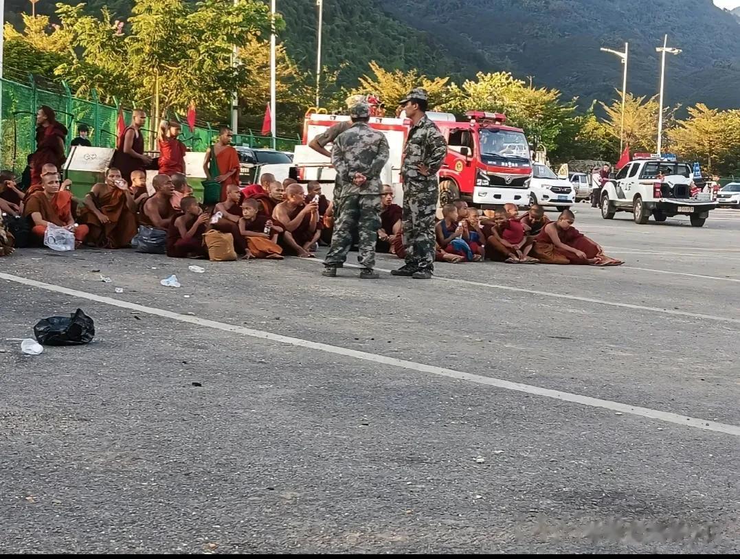 患难见真情中国接收了缅甸边境难民来避难。
不少缅甸籍难民和僧人涌进清水河边境的中