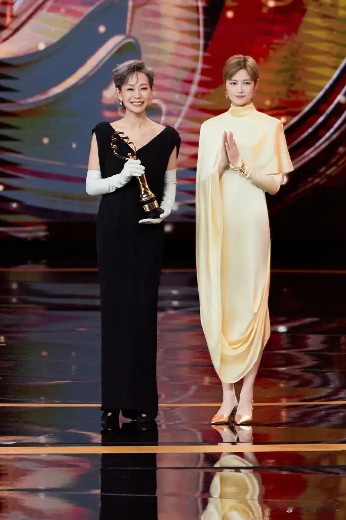 叶童和李宇春两个短发女型同台。穿出了不一样的风格！
这是哪个有才导演想起让两个人