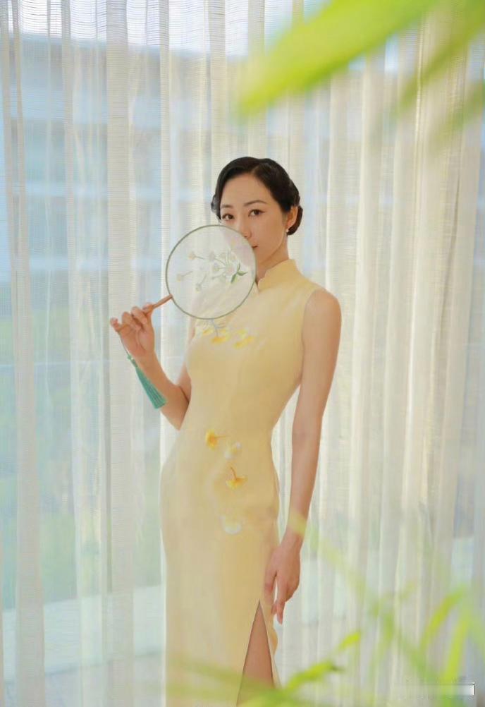 韩雪的身材一直被低估，一身黄旗袍勾勒曼妙身姿，曲线格外迷人。 