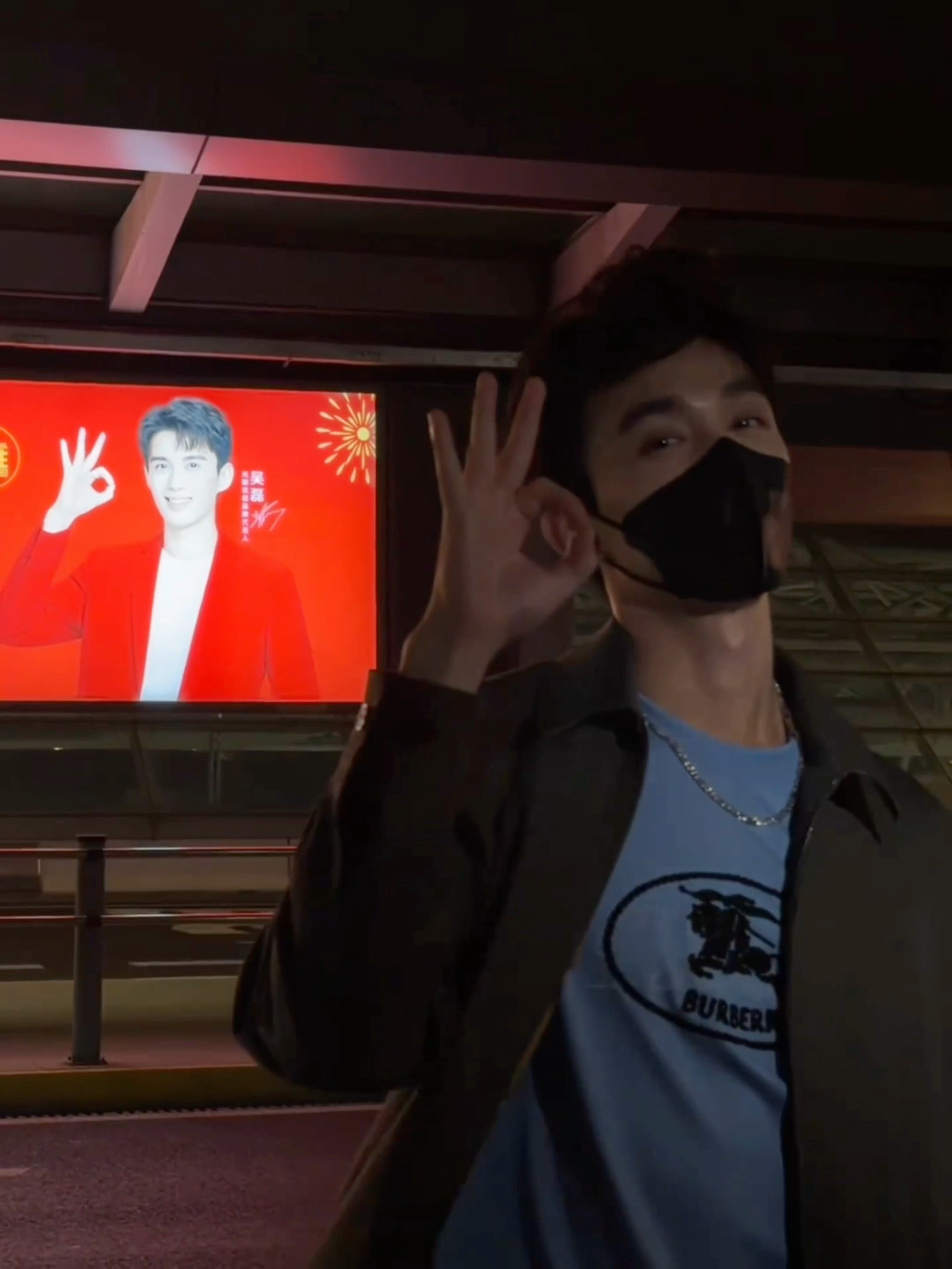 100件明星情侣喜欢做的事（96/100）：喜欢偷偷打卡自己的品牌