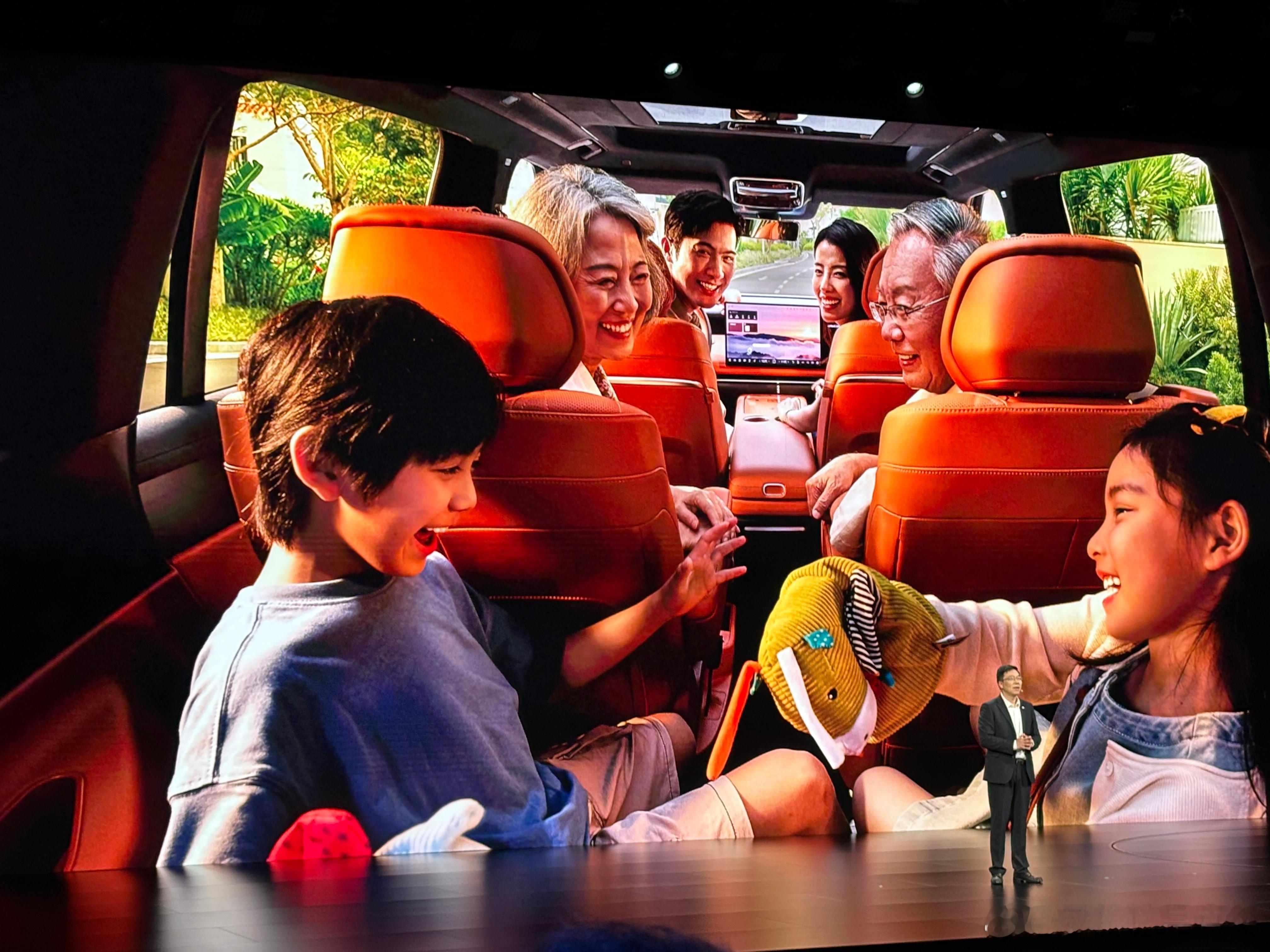 单看内饰，没人能猜出这是什么车吧。汽场全开