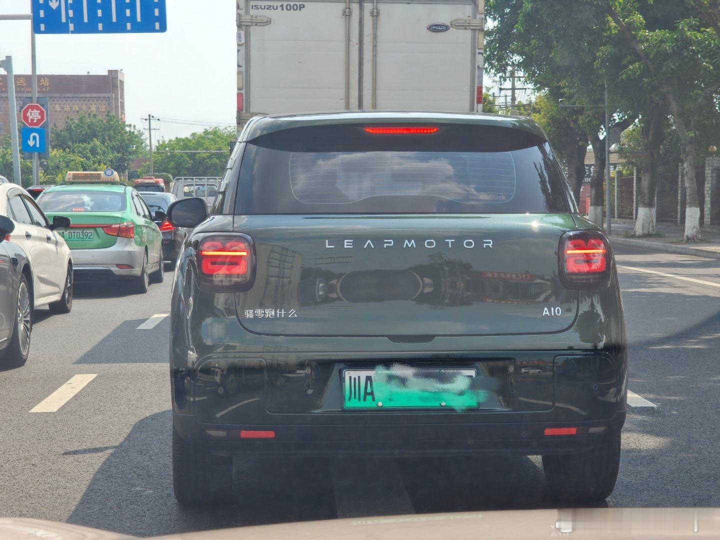 不愧是我们成都 我是真没想到零跑屁股后面能贴这个！大v聊车新能源汽车零跑