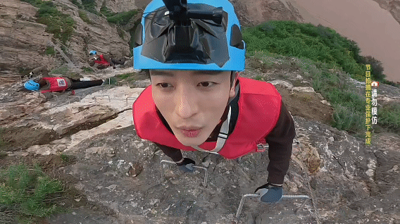 杨超越孙艺洲峭壁诗仙 网友辣评：别人是“诗和远方”，你们是“诗和猿方”——诗在嘴