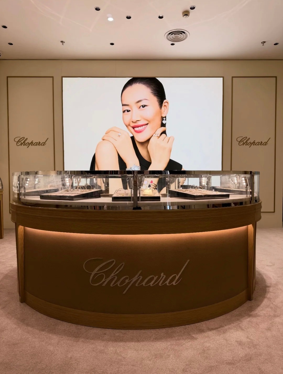 珠宝代言我们来了！中国超模刘雯[超话] 出镜Chopard全新珠宝广告，门店已经
