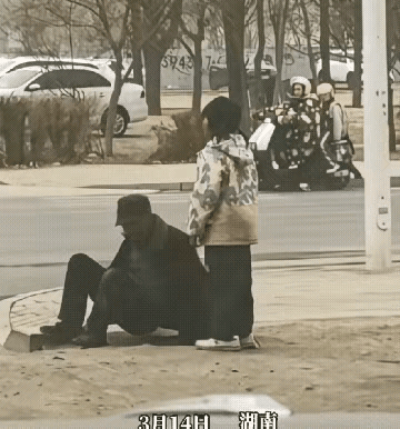 爷爷摔倒了，女孩手足无措，非常的着急，最后急的实在是没有办法了，干脆坐在地上发起