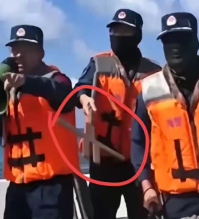 打完架才发现，中国海警手里拿的这是啥呀？

7月20日仁爱礁冲突的画面公布后，很