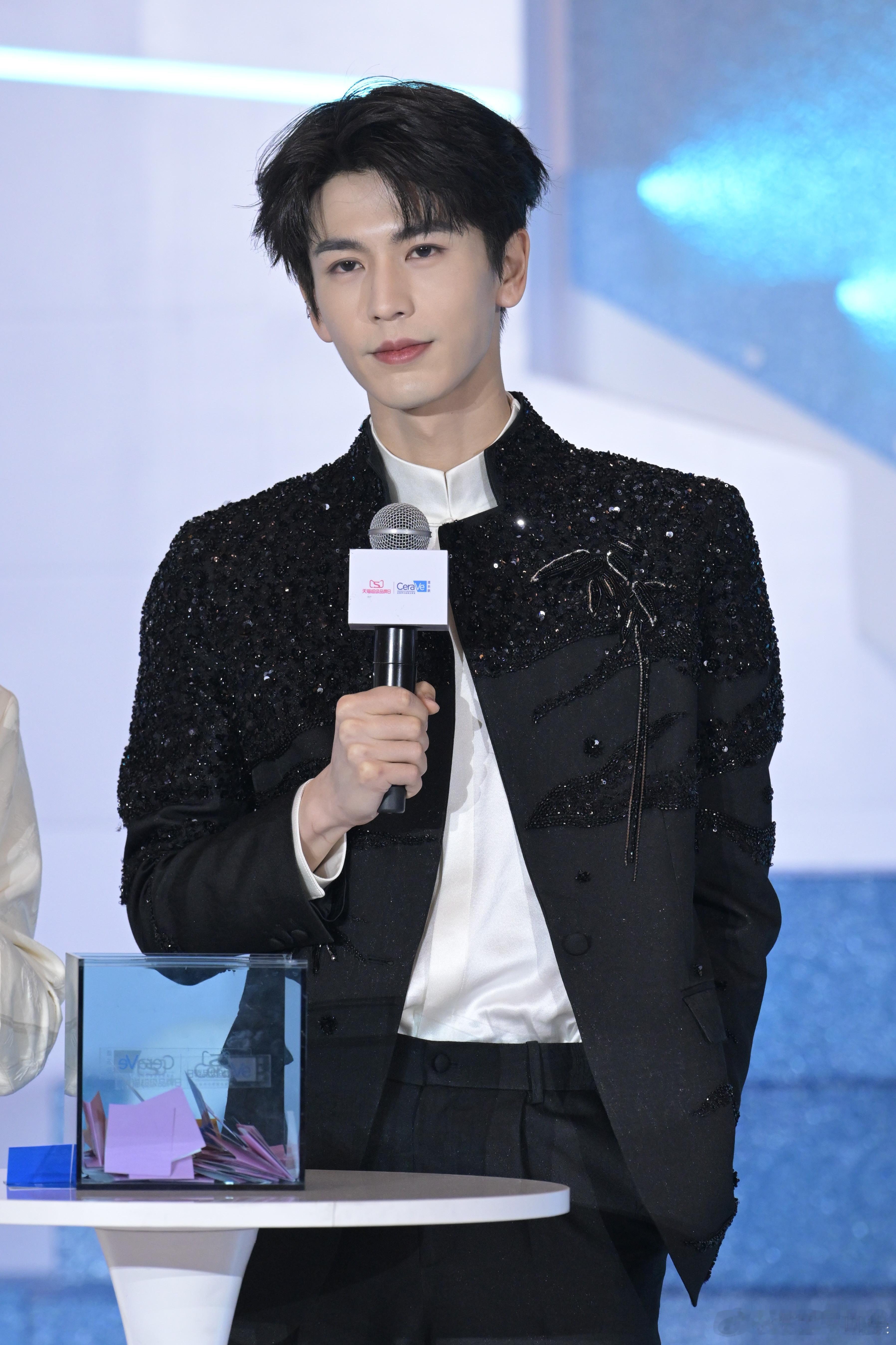 张凌赫适乐肤线下人气 谁懂啊！张凌赫这是把线下活动变成个人秀了吧！脑力题秒答不在