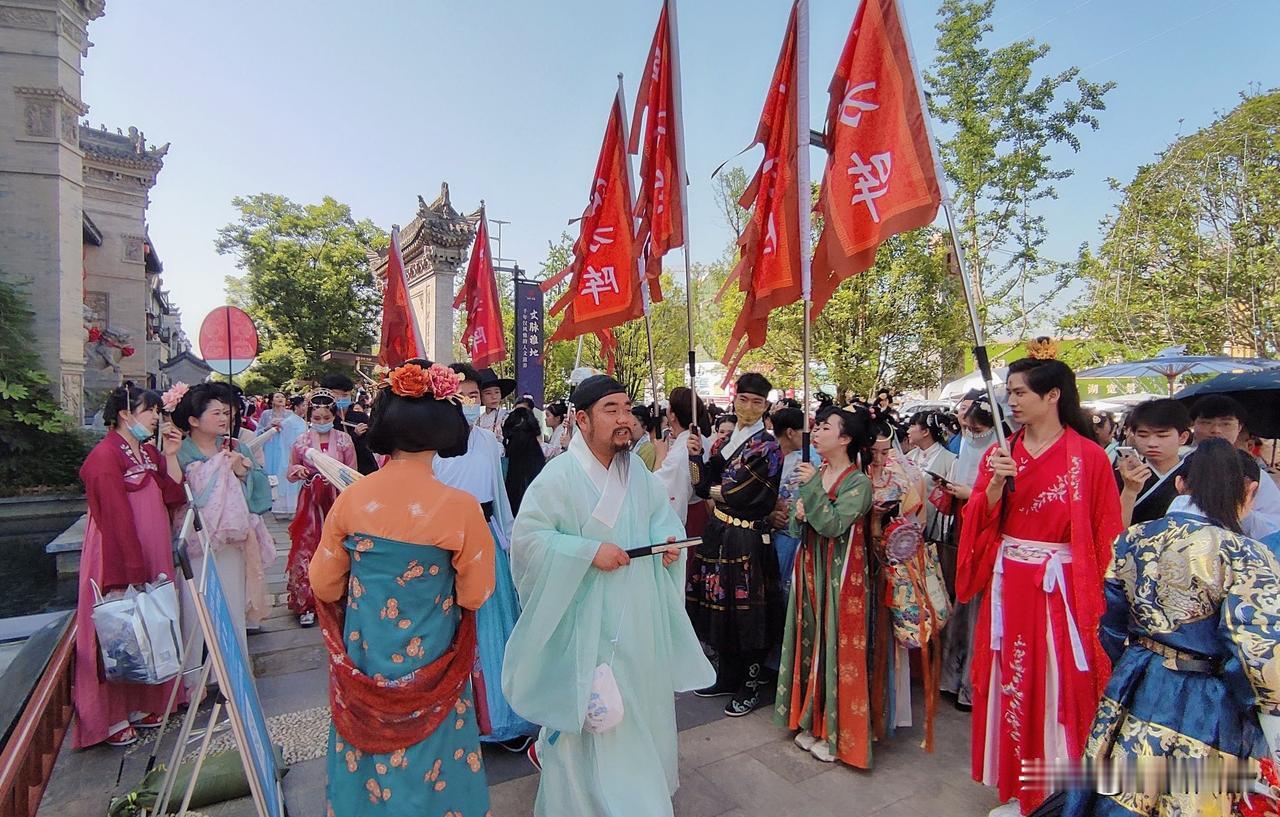 从西安出发赴一场汉韵之旅自西安启程，直奔兴汉胜境开启汉韵之行，步入景区，古色古香
