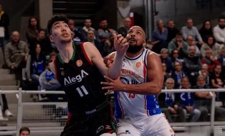 余嘉豪再次引发热议！不是因为他迎来了西乙职业生涯最高峰。而是因为，在西乙刚结束的