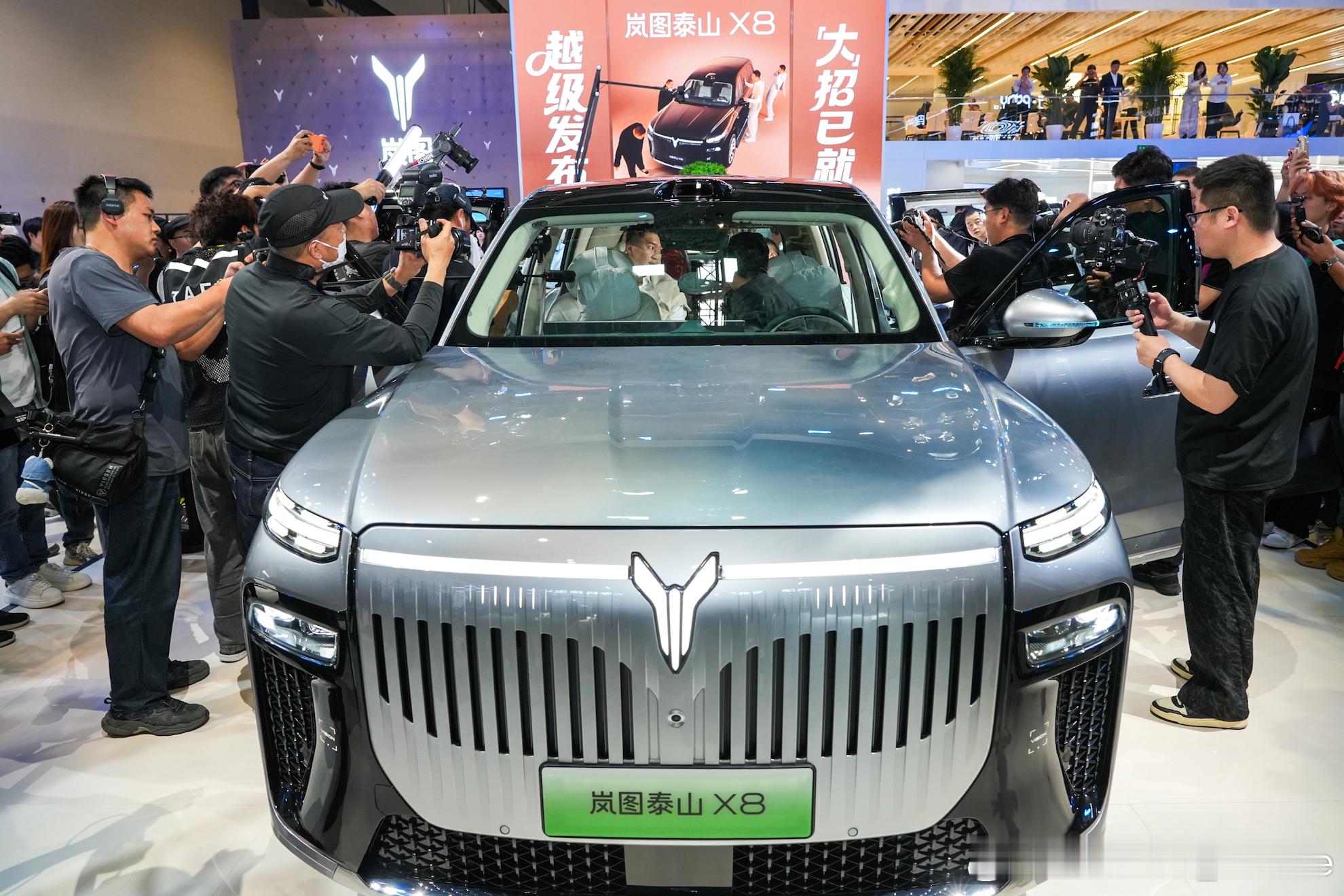 2026 北京车展，岚图汽车直接亮出体系力 + 产品力 + 全球化三重王炸，热度