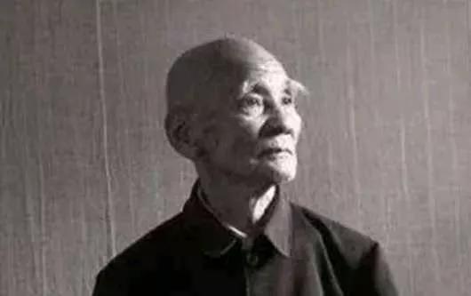 1946 年，6000 解放军被三万敌人包围，为了不泄露机密，旅长吴诚忠下令烧毁