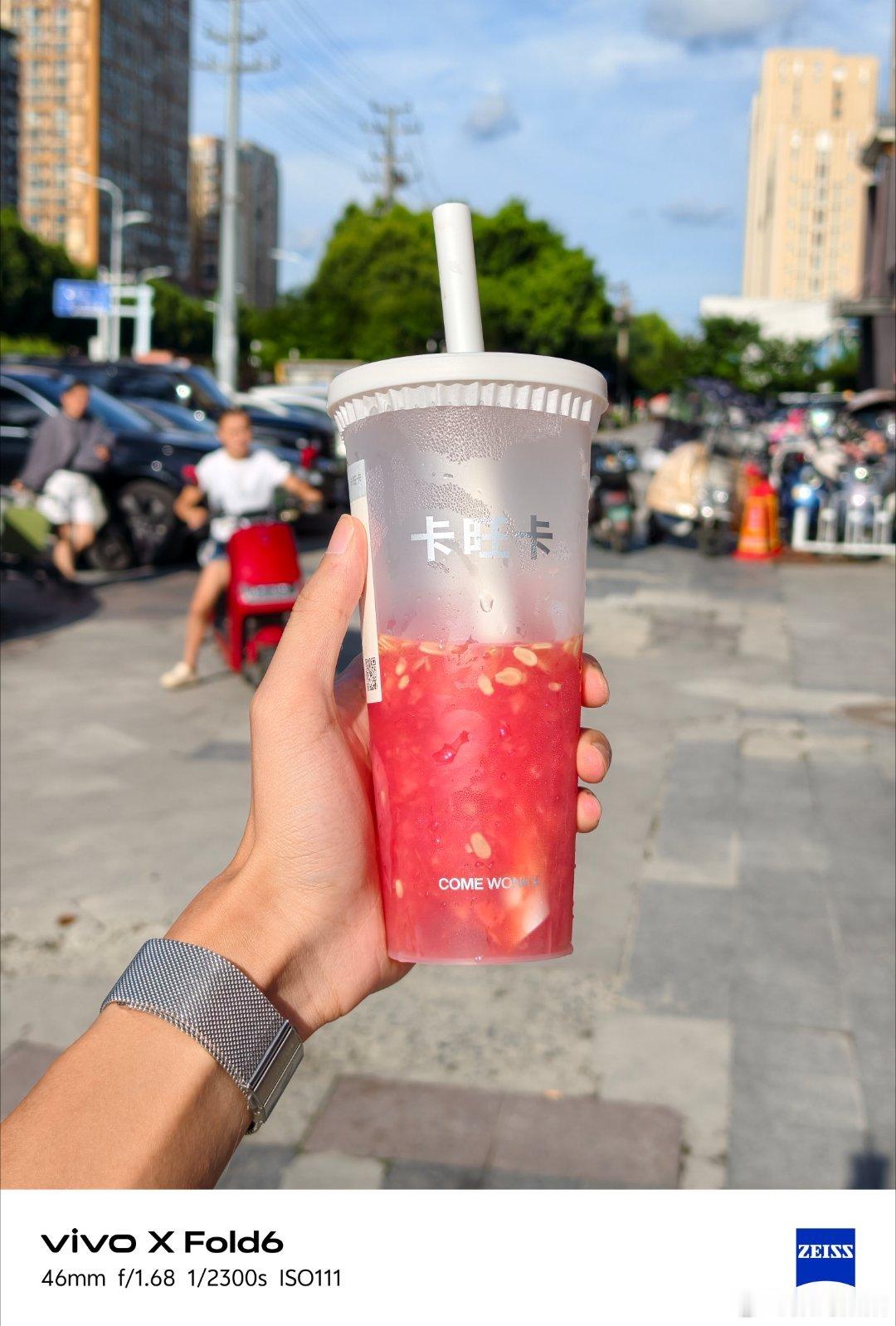 同样是水果，卡旺卡只是把水果捣碎放进杯子里就能卖到17-20，我今天因为想吃西瓜