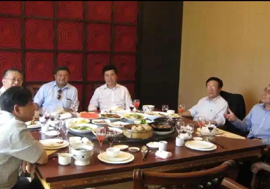 有次被我们公司的领导抓了差，让我陪他宴请个信息科长。

酒过三巡，科长便开始引经