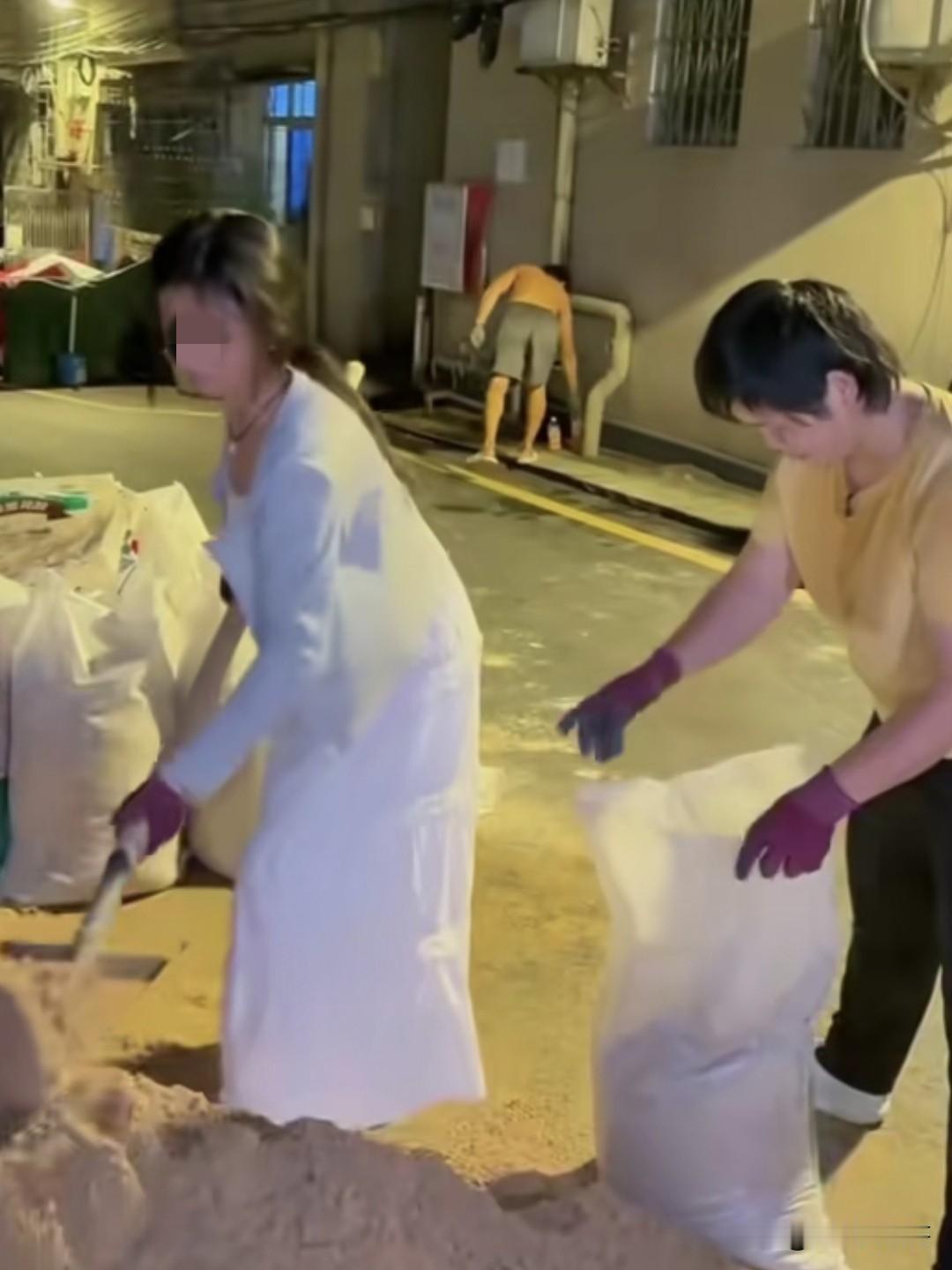 40岁单亲妈妈扛楼16养家，懂事的女儿高考结束后帮忙妈妈扛砖，新闻报道后许多网友