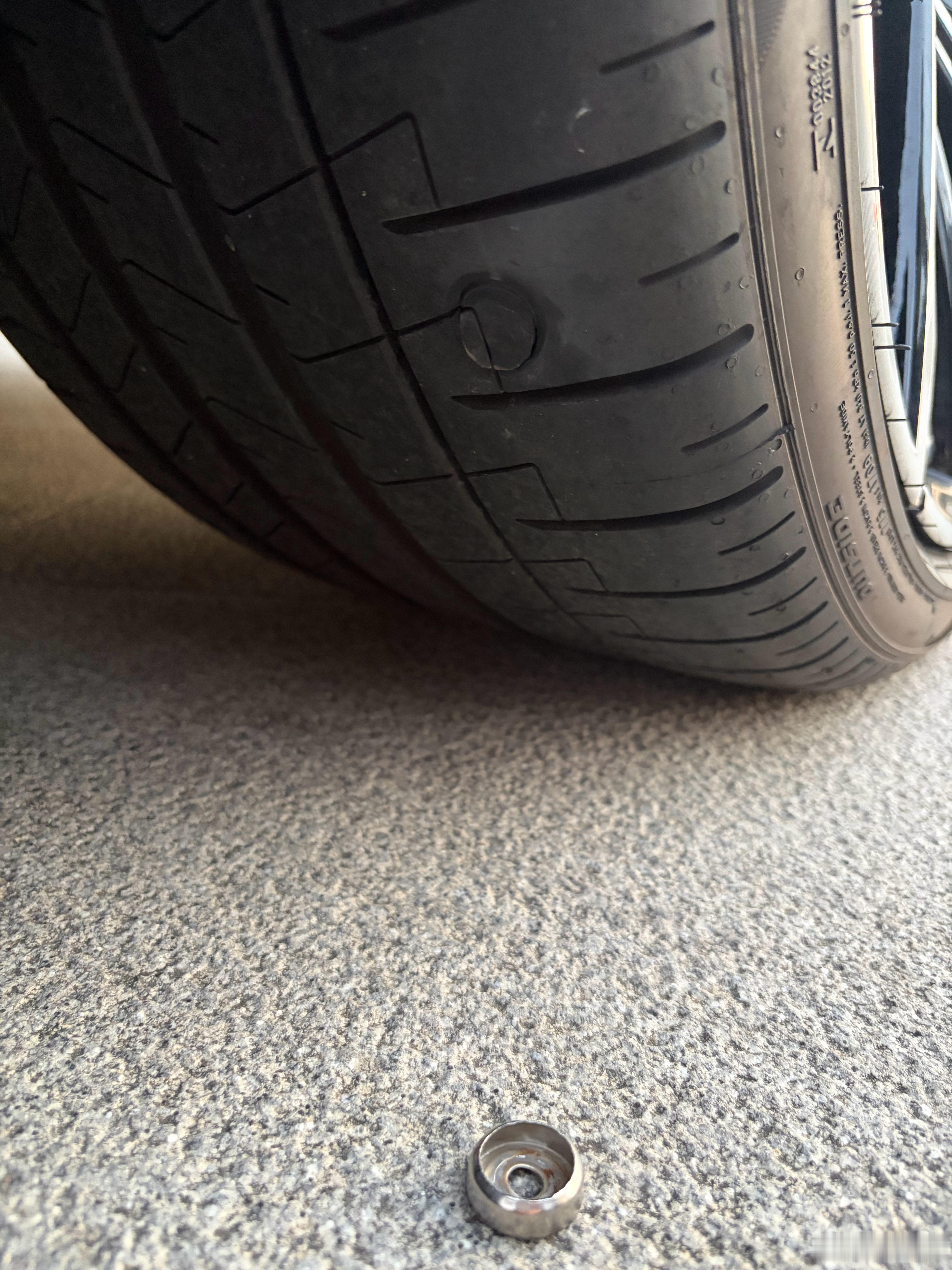 我说怎么车开起来异响，原来是被车牌的螺丝扣扎到了。这种情况对车胎有影响吗？我还没