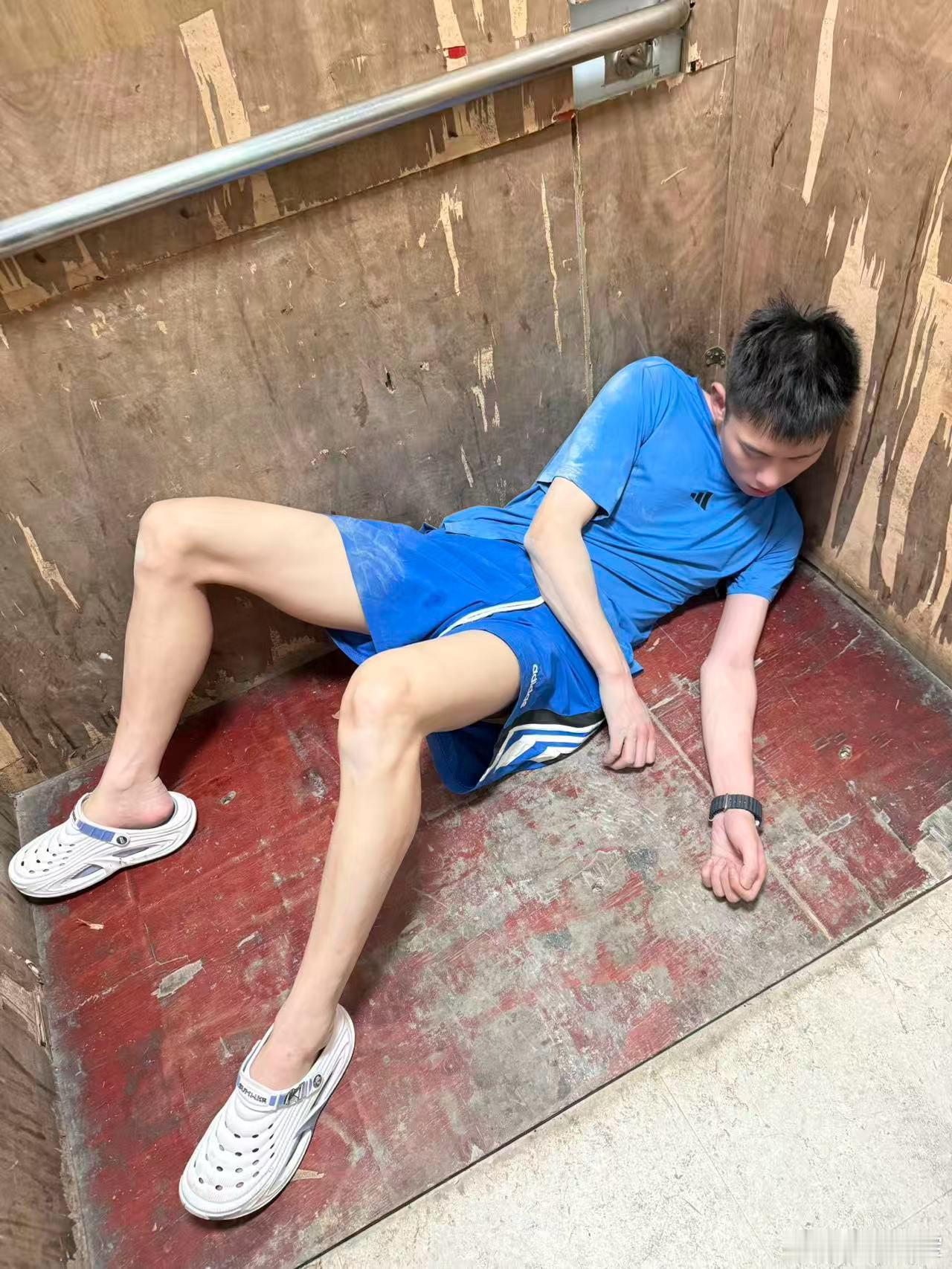 这是真喝多了被捡尸了 