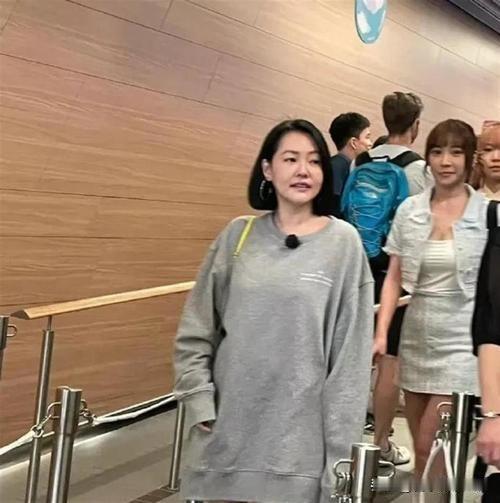尖沙咀海滨的茶餐厅里，刚逛完海港城的游客抬眼撞见邻桌的小S。她没戴夸张墨镜，扎着