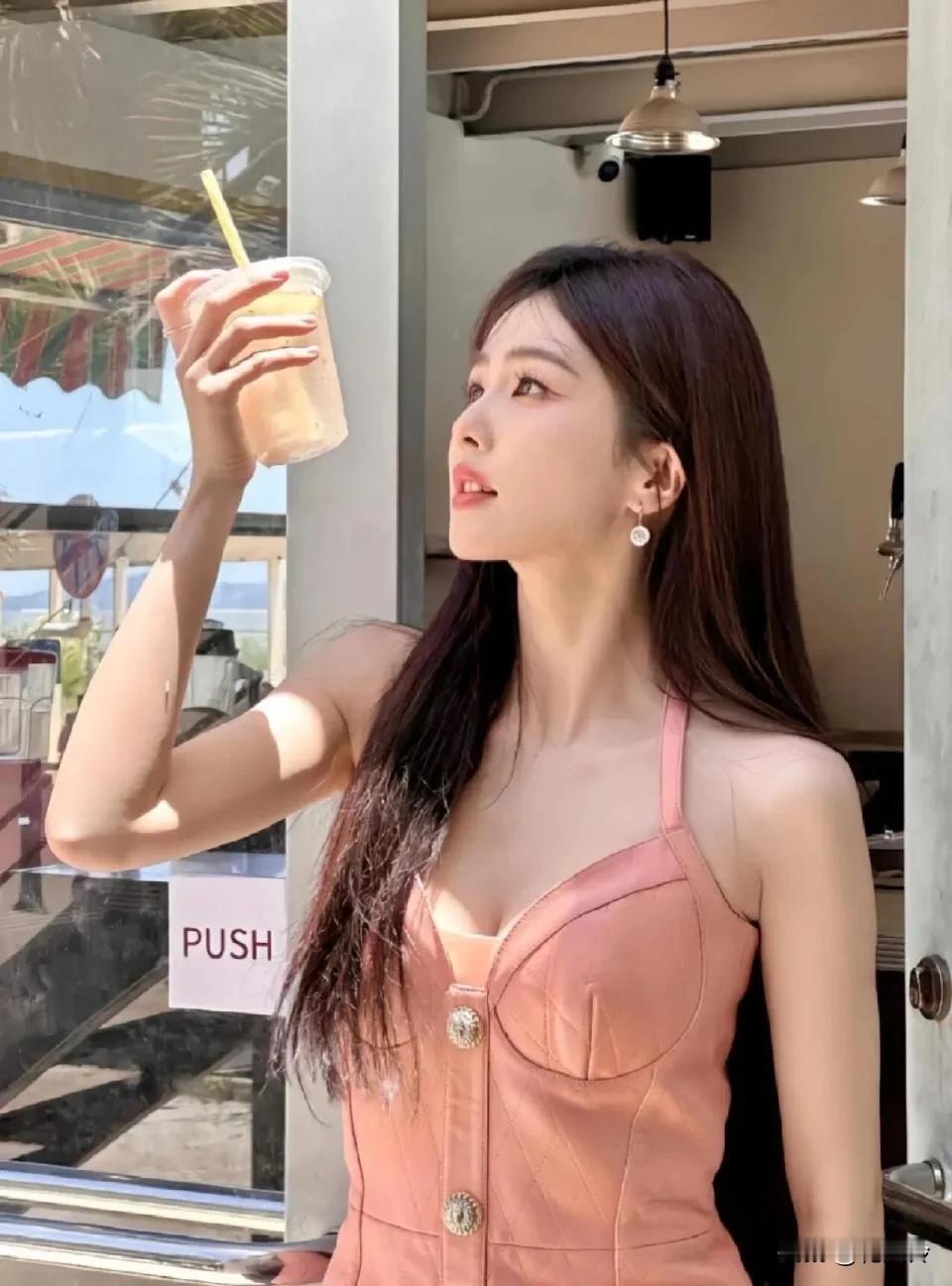 这个妆好韩系呀

感觉她的🐻型很好看

白鹿 女鹅好美 ​​​