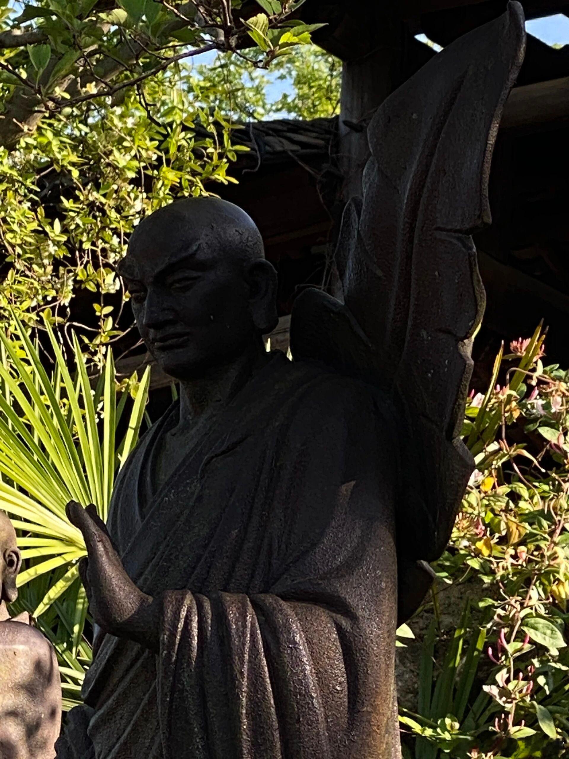 让自己慢下来，让心静下来。渐渐地，你会发现：平静，竟然是一种强大的力量。它不是无