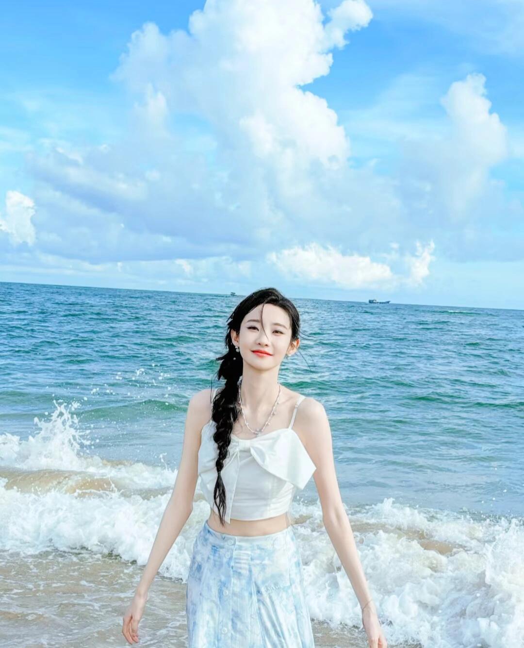 张艺凡请你好好用脸三月plog翻下来，精神状态be like：图一：神女降临，高