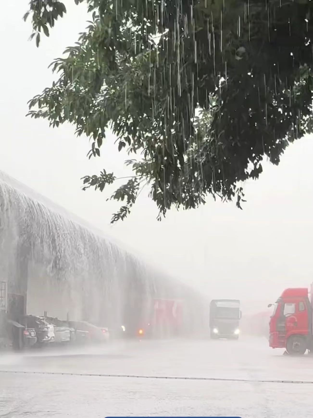 强对流雷雨席卷广东各地，轰鸣雷声搭配瓢泼大雨突袭全城，短暂浇灭酷暑，空气瞬间灌满