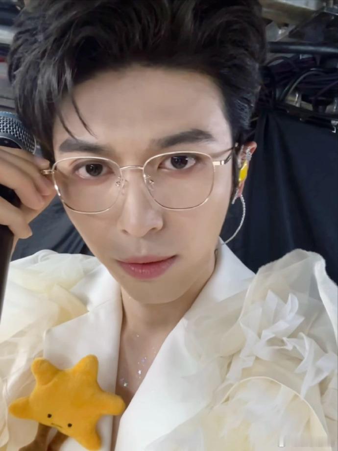 赵小童发库存Live图  赵小童戴眼镜vs不戴眼镜 赵小童戴眼镜vs不戴眼镜 ，