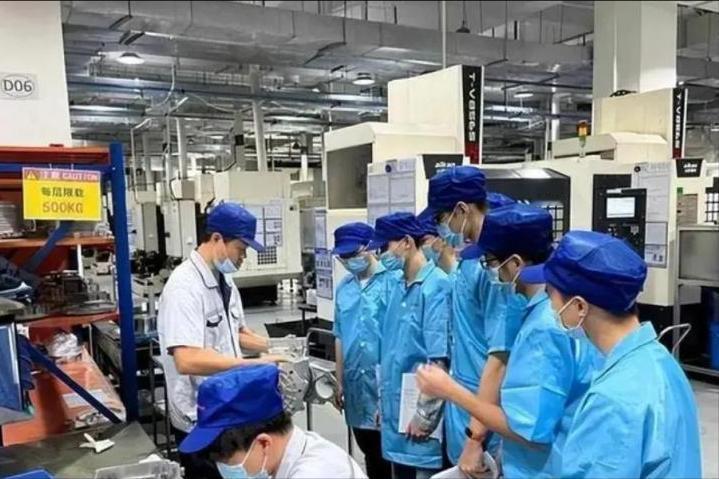 107名应届生被逼到维权，企业三次道歉。可等来的不光是赔偿，还有一顶帽子：“告洋