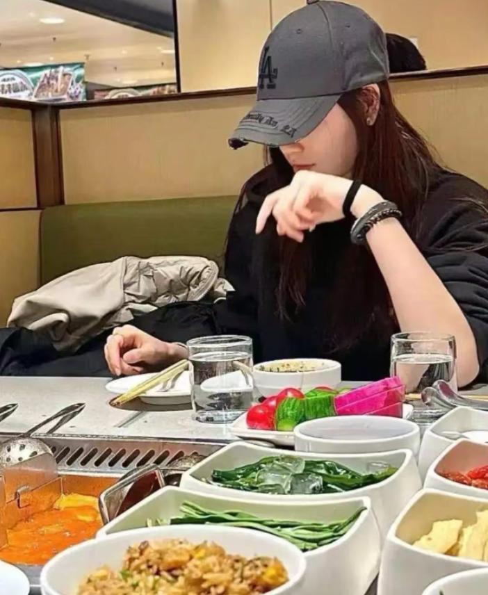 “我活的不如一条狗！”一位单亲妈妈对两个女儿发出的这句哭诉，让无数网友看红了眼眶